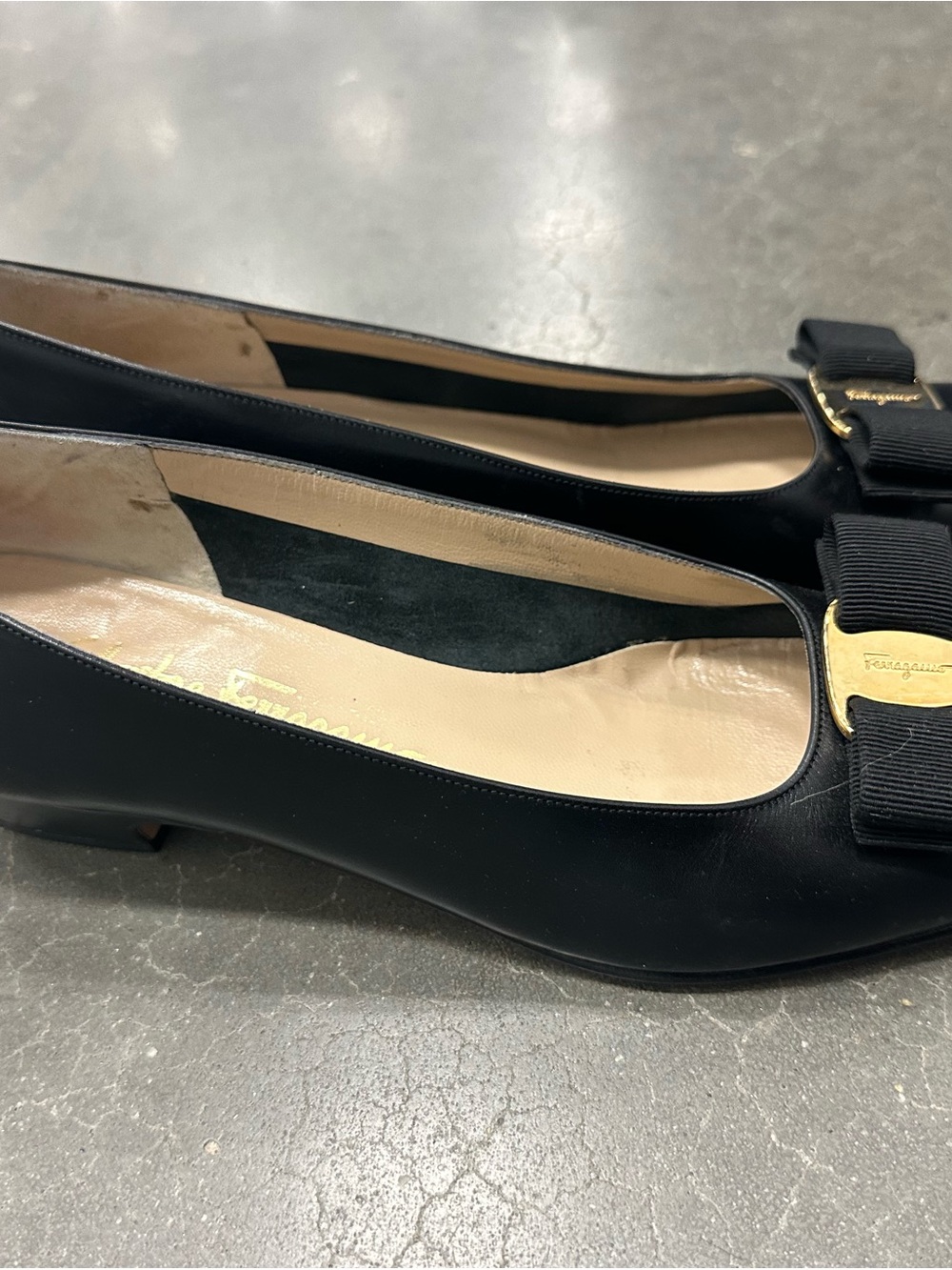 Salvatore Ferragamo Black Leather Vara Bow Flats with Gold Logo - Size 10 Narrow - Picture 3 of 6